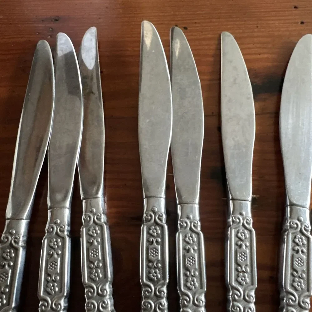 7 Vintage Oneida Raphael Heirloom Dinner Knives Stainless Unmarked